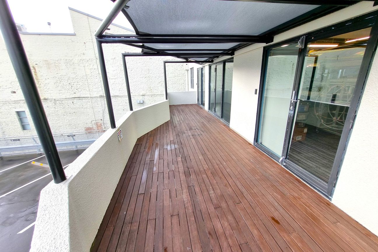 Prime Parnell Sunlit Top-Floor Office - Fler