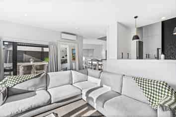 11/19 Langana Avenue, Browns Bay