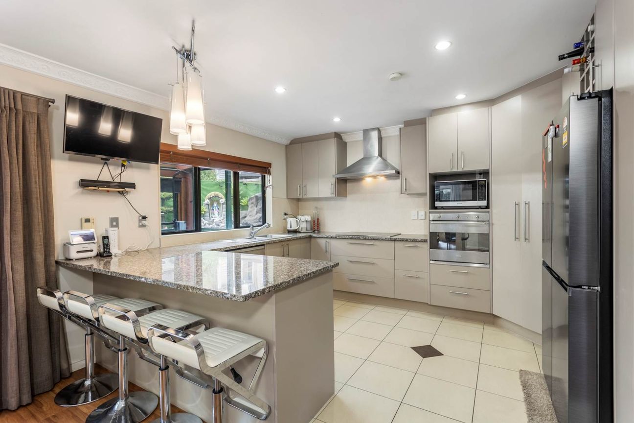 Luxury Family Living in Top School Zones - Fler