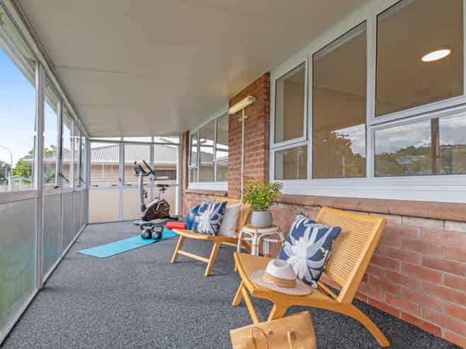 1/179 Centreway Road, Orewa