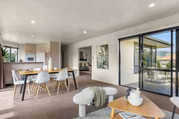 5 Bremner Crescent, STOKE