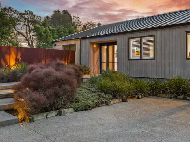 15 Myra Evelyn Grove, Dairy Flat