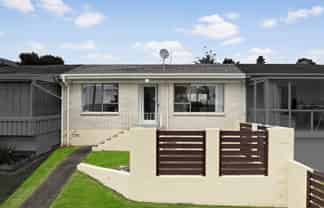 2/1 Flagstaff Place, Massey