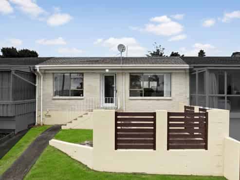 2/1 Flagstaff Place, Massey