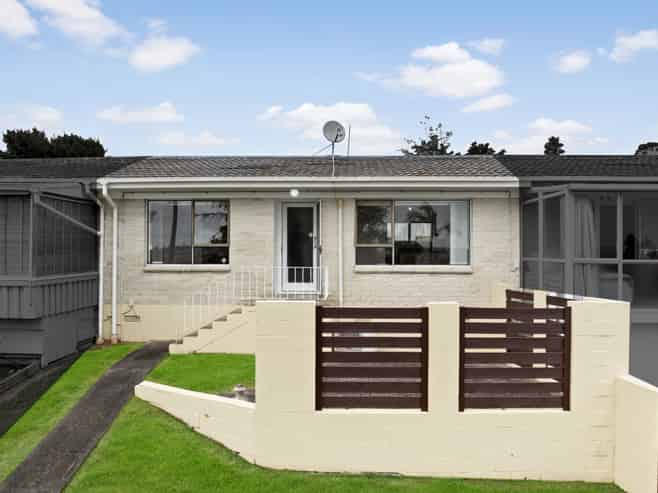 2/1 Flagstaff Place, Massey