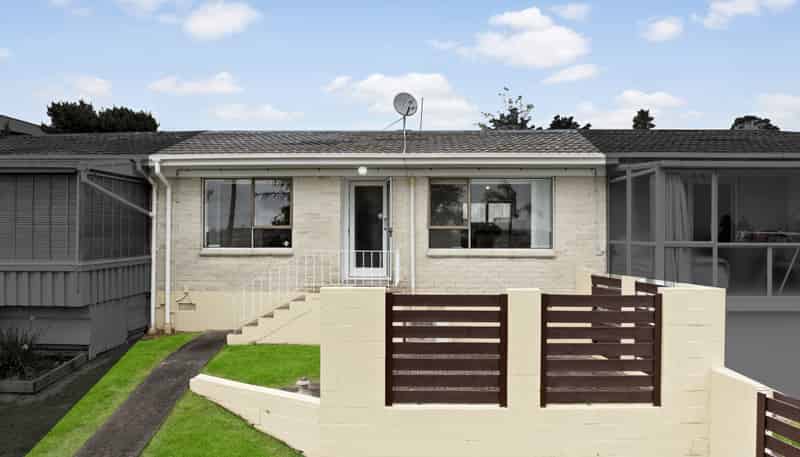 2/1 Flagstaff Place, Massey