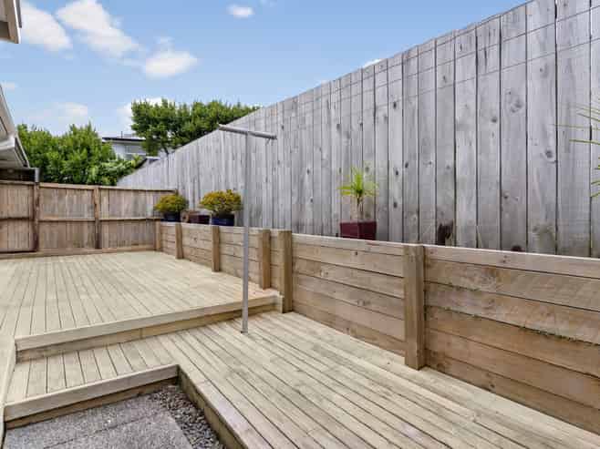 2/1 Flagstaff Place, Massey