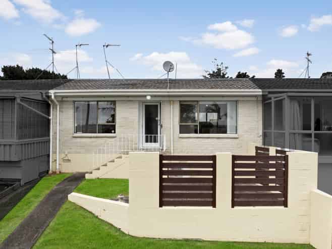 2/1 Flagstaff Place, Massey