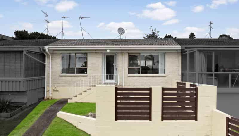 2/1 Flagstaff Place, Massey