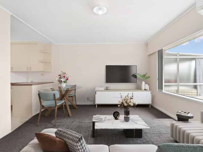 2/1 Flagstaff Place, Massey