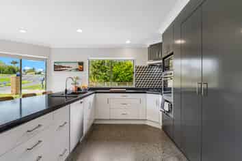 27 Percival Avenue, Matua