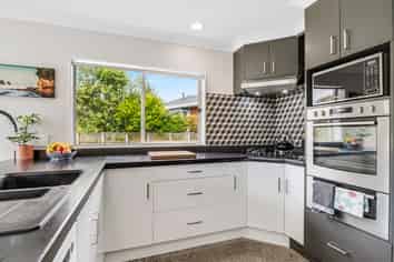 27 Percival Avenue, Matua