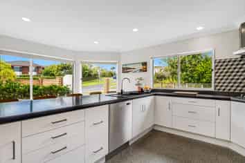 27 Percival Avenue, Matua