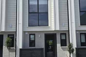 10/12 Taratoa Street, Point England