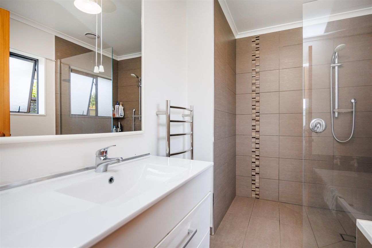 TEAM LEWIS - 4 BED HOME, QUIET LOCATION - Vista 3