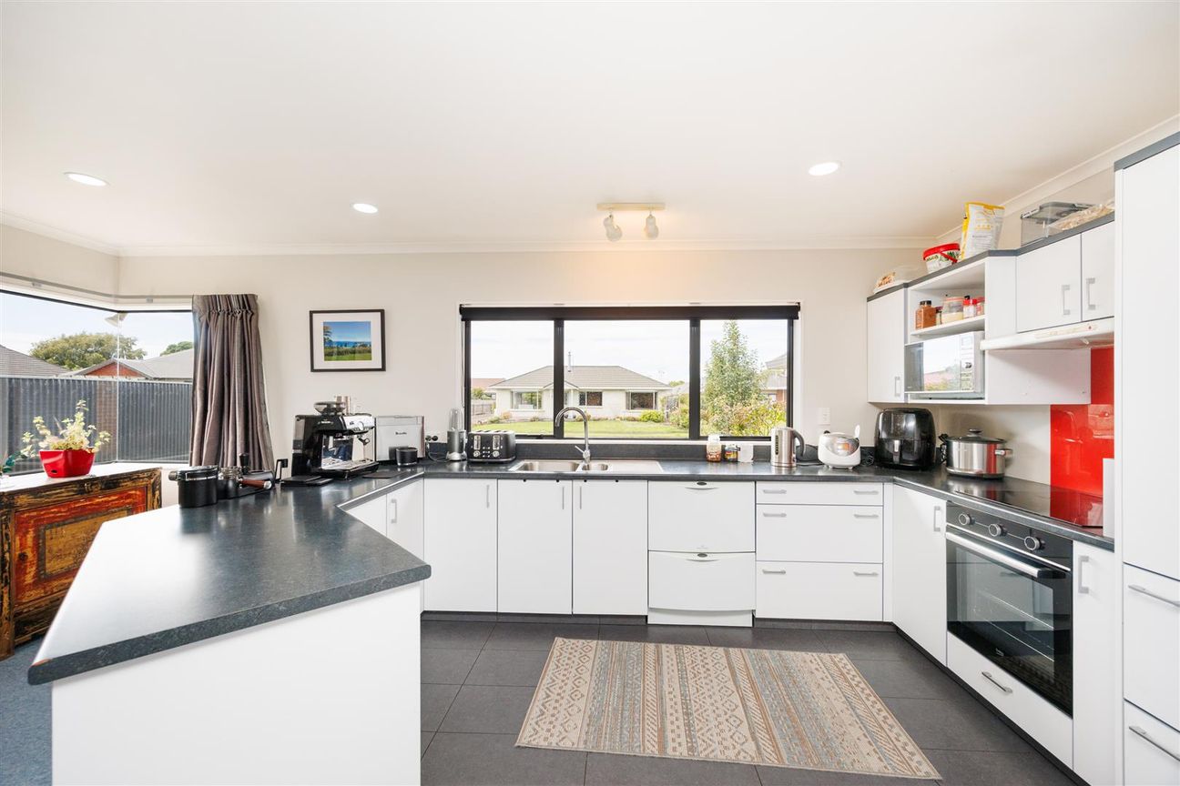 TEAM LEWIS - 4 BED HOME, QUIET LOCATION - Vista 2