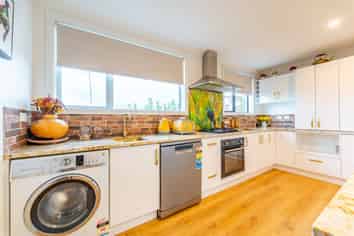 1A Raymond Street, West End