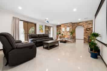 17B Gracechurch Drive, Flat Bush