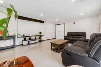 17B Gracechurch Drive, Flat Bush