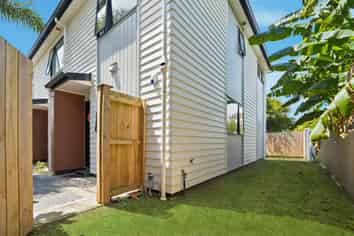 7/3 Royal View Road, Te Atatu South