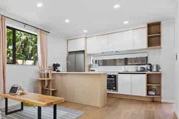 7/3 Royal View Road, Te Atatu South