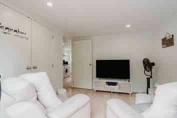 30 Barrie Crescent, Silverdale