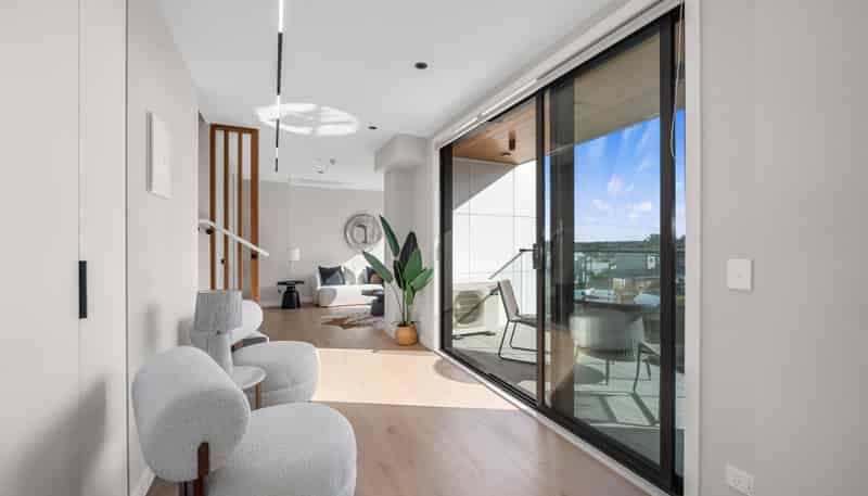 10/12 Burns Avenue, Takapuna