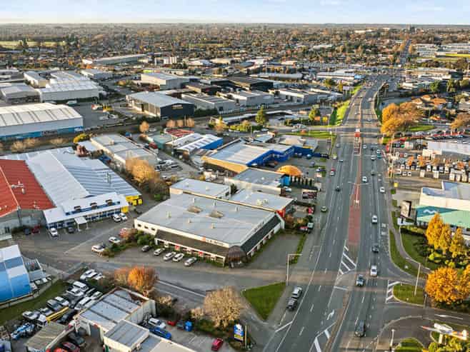 High Profile Showroom/Warehouse - Vacant Possession 