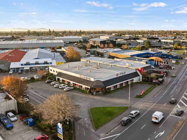 High Profile Showroom/Warehouse - Vacant Possession 