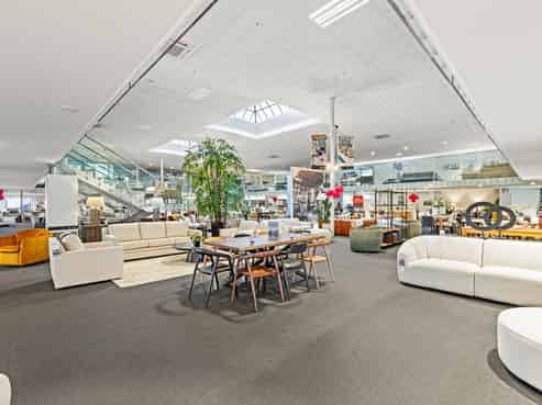 High Profile Showroom/Warehouse - Vacant Possession 