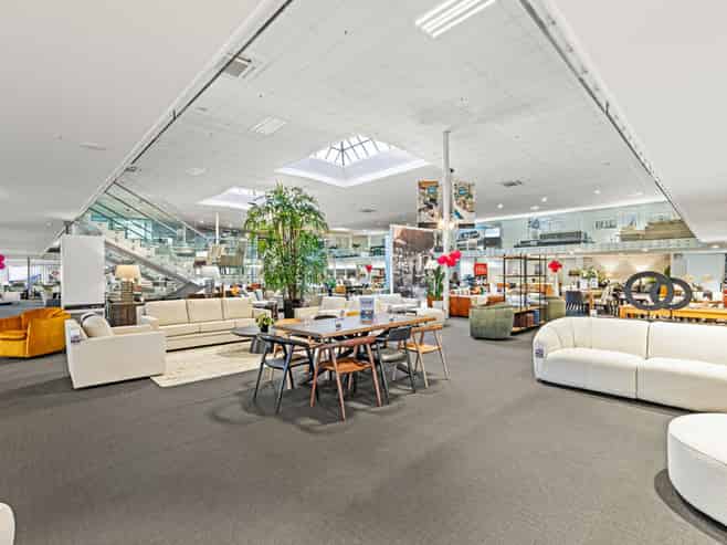 High Profile Showroom/Warehouse - Vacant Possession 