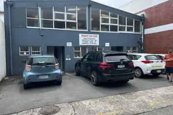 Iconic retail close to Q'gate with parks