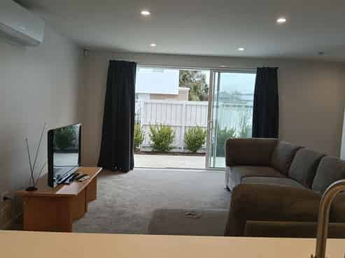8/24 Dampier Street, Woolston