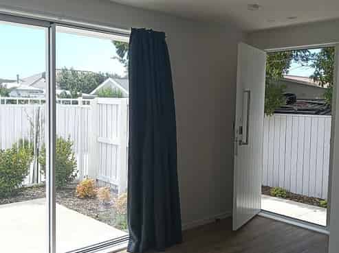 8/24 Dampier Street, Woolston