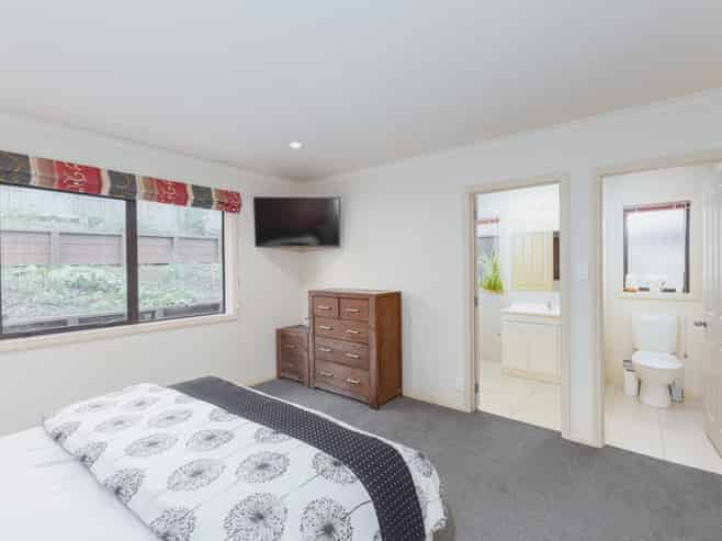 73 St James Drive, Huntington