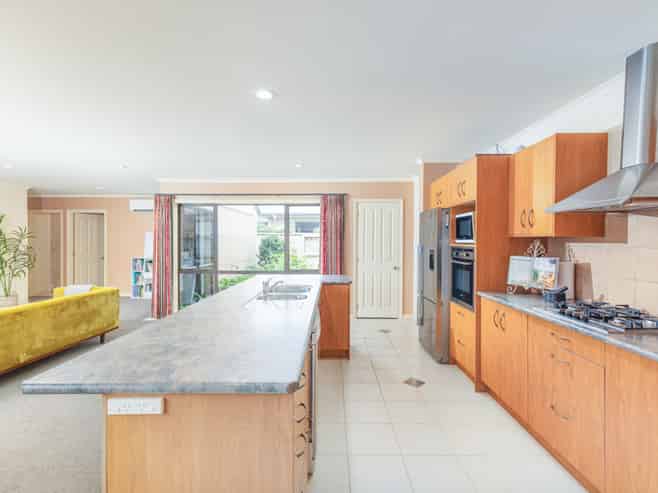 73 St James Drive, Huntington