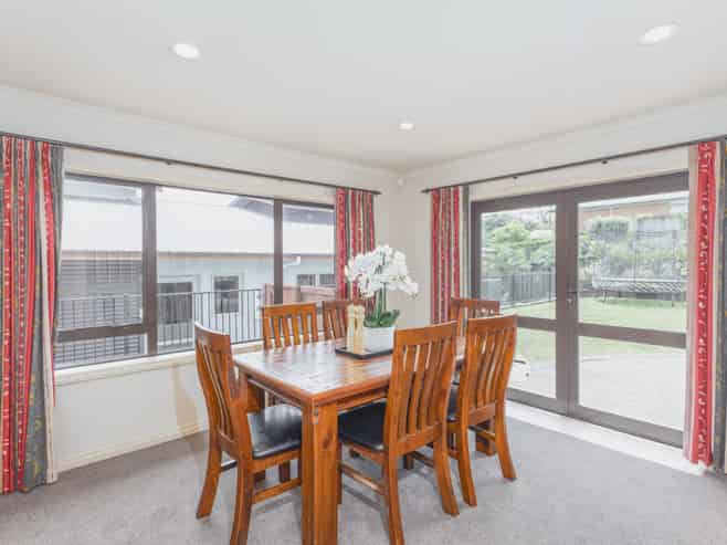 73 St James Drive, Huntington