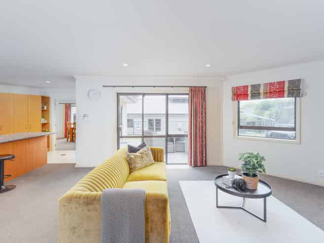 73 St James Drive, Huntington