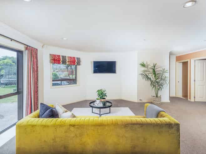 73 St James Drive, Huntington