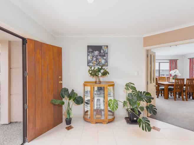 73 St James Drive, Huntington