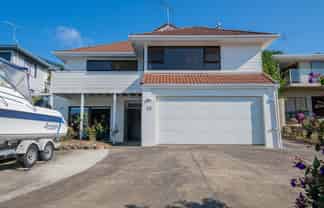 35 Surf Road, Stanmore Bay