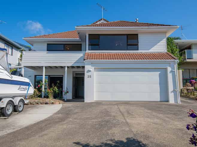 35 Surf Road, Stanmore Bay
