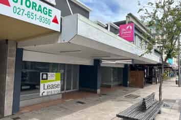 Iconic Retail close to Q'gate with rear parks