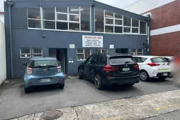 Iconic Retail close to Q'gate with rear parks