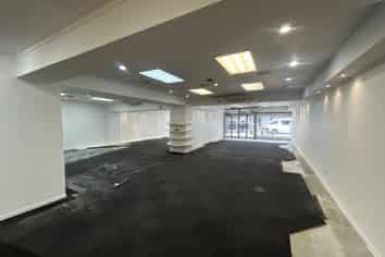 Iconic Retail close to Q'gate with rear parks