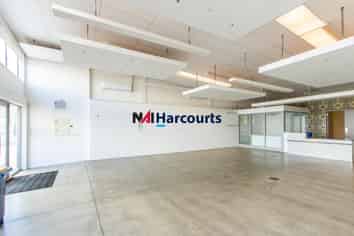 Contemporary Showroom, High Ceilings, 190m²