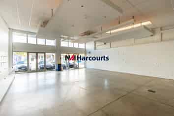 Contemporary Showroom, High Ceilings, 190m²