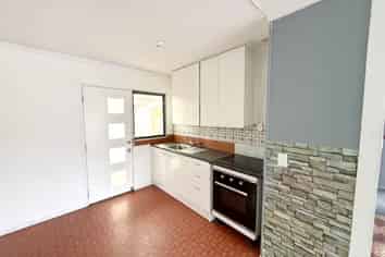 2/4A Vine St, Mangere East