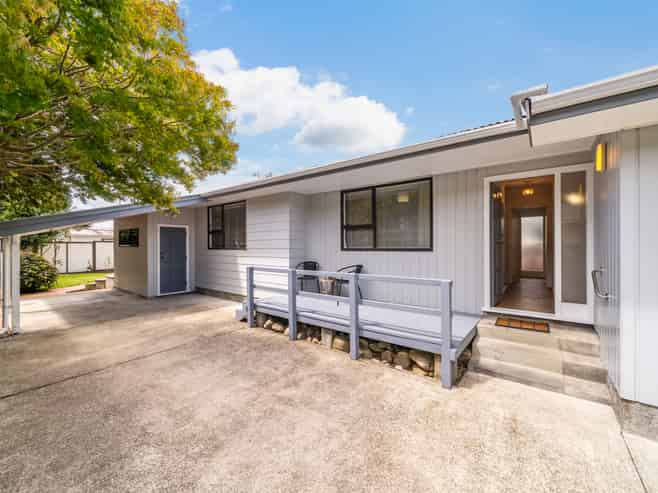 6 Denver Grove, Totara Park