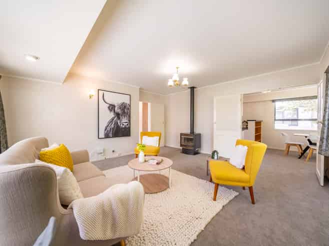 6 Denver Grove, Totara Park